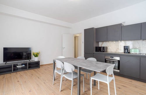 Cesana Brianza Apartamento | Bright Apartment with balcony! Resegone House