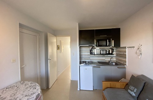 La Roche-Posay Apartamento | Apartamento luminoso a 100m de los baños con balcón y Wi-Fi