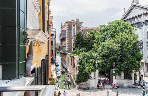 San Marco Apartamento | Bright Apartment with open view on Campo Santo Stefano