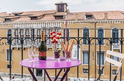 San Marco Apartamento | Bright Apartment with open view on Campo Santo Stefano