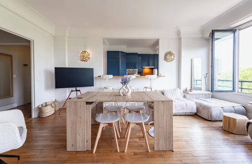 Montmartre Apartamento | Bright apartment with stunning Eiffel Tower view