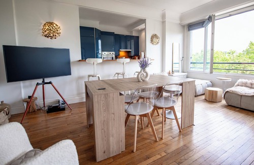 Montmartre Apartamento | Bright apartment with stunning Eiffel Tower view