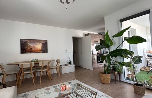 Quartier Grammont Apartamento | Bright apartment with terrace Private parking