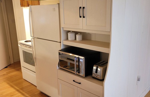Ashfield-Colborne-Wawanosh Casa | Bright beach house, white sand & stunning sunsets!