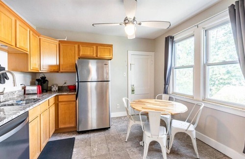 Ferndale Apartamento | Bright, Beautiful 2BR Top-Floor Duplex Bungalow!