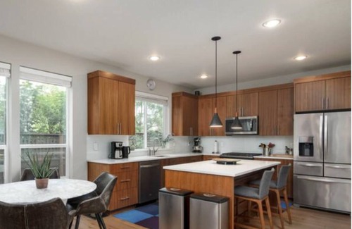Richmond Casa | Bright & Beautiful 4 bed/3 bath home in Desirable Neighborhood- Pet Friendly!