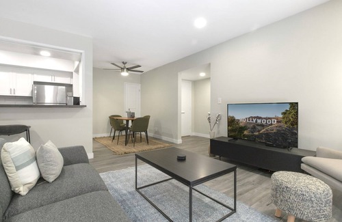 Beverly Grove Apartamento | Bright Beverly Grove 2BR near Cedar Sinai Hospital, by Blueground