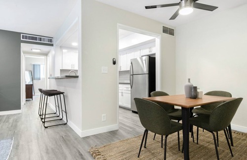 Beverly Grove Apartamento | Bright Beverly Grove 2BR near Cedar Sinai Hospital, by Blueground