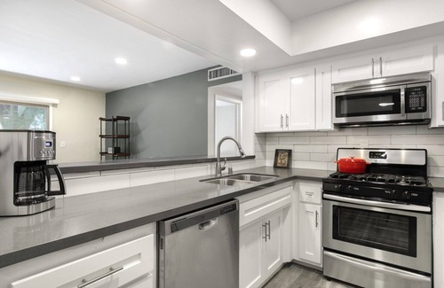 Beverly Grove Apartamento | Bright Beverly Grove 2BR near Cedar Sinai Hospital, by Blueground