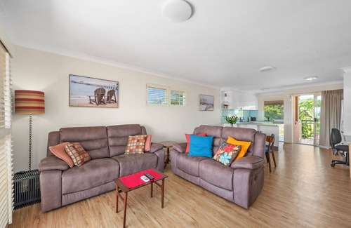 Wooloowin Casa | Bright & Breezy ~ 2 Bed/2 Bath /1 Car/ Views!