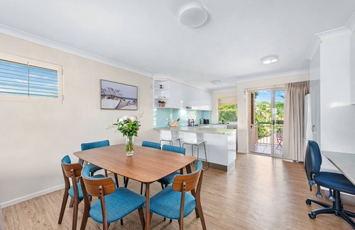 Wooloowin Casa | Bright & Breezy ~ 2 Bed/2 Bath /1 Car/ Views!