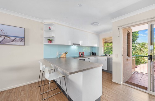 Wooloowin Casa | Bright & Breezy ~ 2 Bed/2 Bath /1 Car/ Views!
