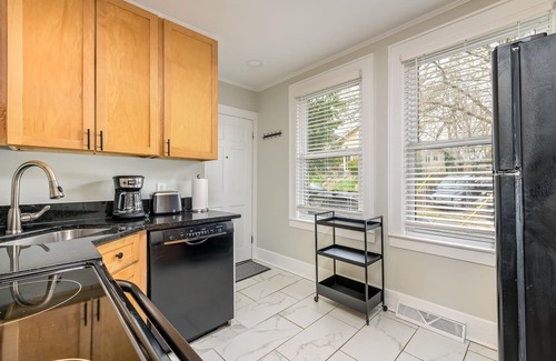 Winston - Salem Casa | Bright & Breezy near UNCSA & Downtown
