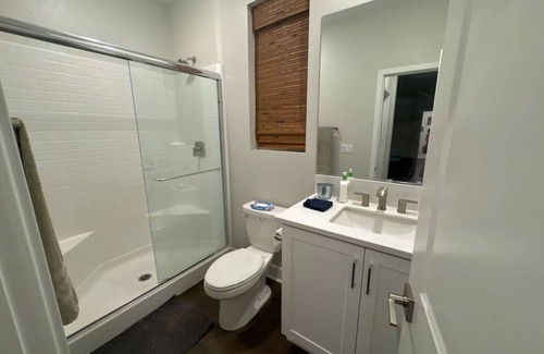 Simi Valley Cama Y Desayuno | Bright & Breezy Room - Your Home Away from Home