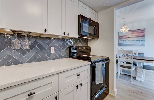 Fernandina Beach Condominio | Bright & Breezy Beach Cottage – Walk to Sand, Pets Welcome!