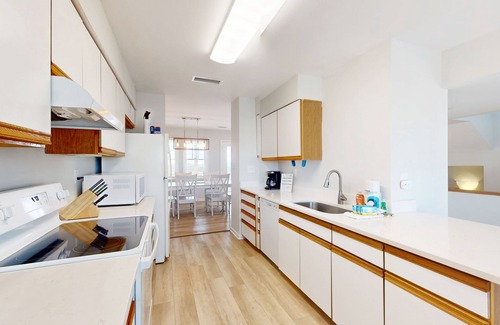 Buxton Casa | Bright Buxton townhouse with pool access, fast WiFi, AC, W/D & ocean views