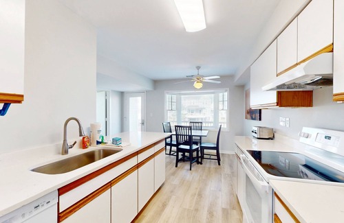 Buxton Casa | Bright Buxton townhouse with pool access, fast WiFi, AC, W/D & ocean views