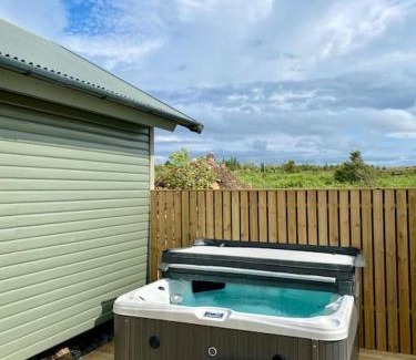 Mosfellsbaer Casa | Bright cabin close to RVK with a Hot Tub