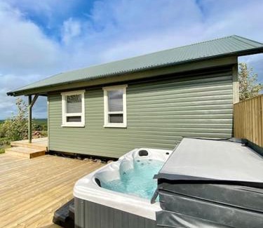 Mosfellsbaer Casa | Bright cabin close to RVK with a Hot Tub