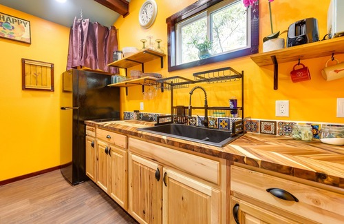 Supply Cabina | Bright Cabin w/ Fire Pit - 2 Mi to Holden Beach!