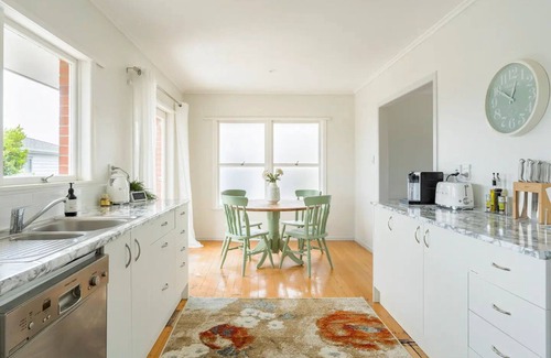 Milford Casa | Bright & Central Home with Mini Golf Area