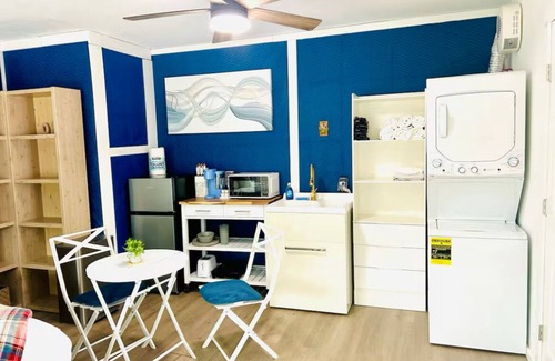Windsor Hills Apartamento | Bright Charming Garage Studio in North Central Austin Neighborhood