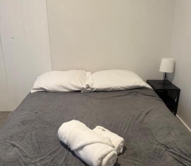 Southwest Edmonton Apartamento | Bright & Chic 3-Bed Unit for Family or Business by UofA, Whyte Ave, Downtown in Edmonton