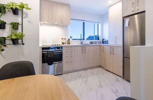 Christchurch City Centre Casa | Bright Cityside 4BR Sunlit Balcony at Tuam St