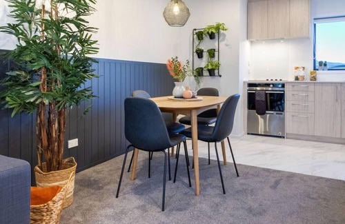 Christchurch City Centre Casa | Bright Cityside 4BR Sunlit Balcony at Tuam St