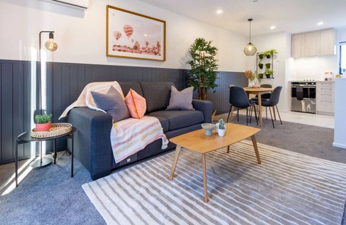 Christchurch City Centre Casa | Bright Cityside 4BR Sunlit Balcony at Tuam St
