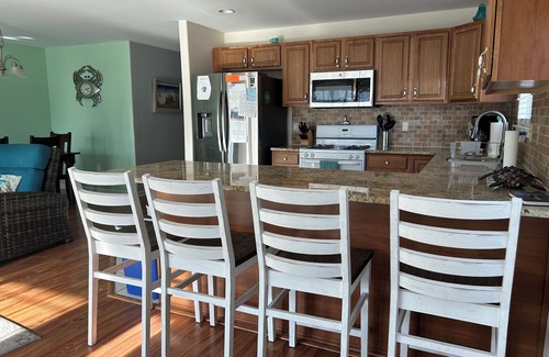 Wildwood Condominio | Brillante, limpio y actualizado 3 BR, 2 BA Prime Location!