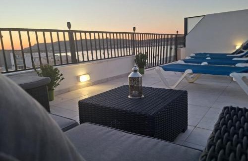 Għadira Apartamento | Bright Coastal Penthouse with Huge Terrace Overlooking the Sea- Ghadira Mellieha