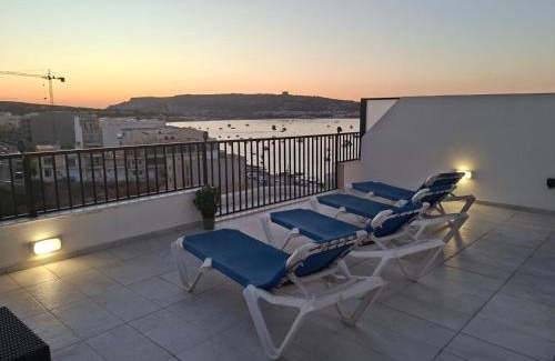 Għadira Apartamento | Bright Coastal Penthouse with Huge Terrace Overlooking the Sea- Ghadira Mellieha