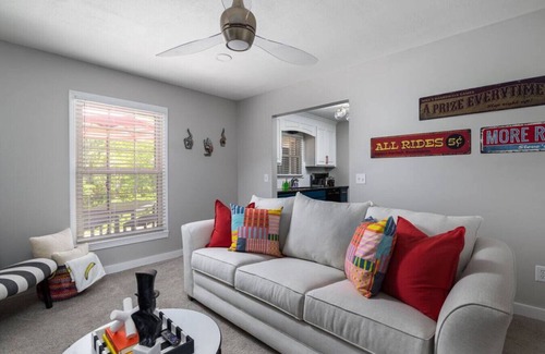 High Point Casa | Bright, colorful home near Market & HPU