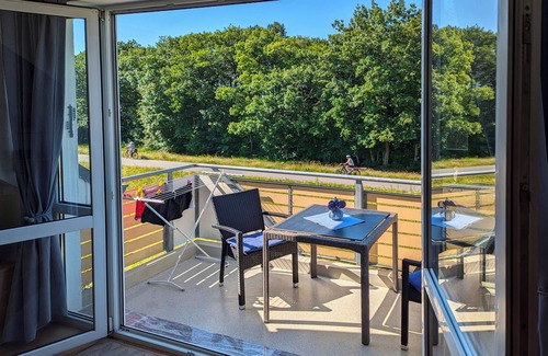 Zingst Apartamento | Bright, comfortably furnished apartment directly on the dyke and beach