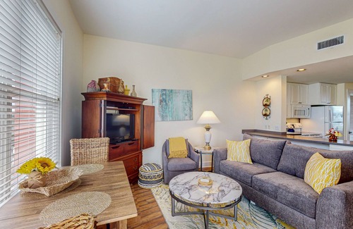 Gulf Place Apartamento | Condominio brillante cerca de tiendas y restaurantes con tenis y piscina compartida.