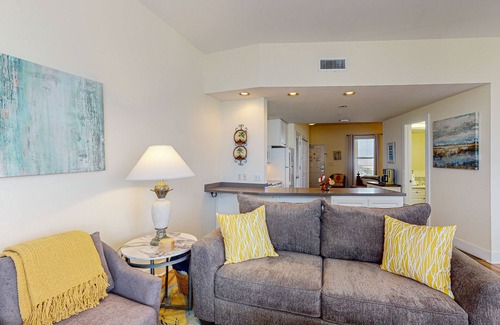 Gulf Place Apartamento | Condominio brillante cerca de tiendas y restaurantes con tenis y piscina compartida.