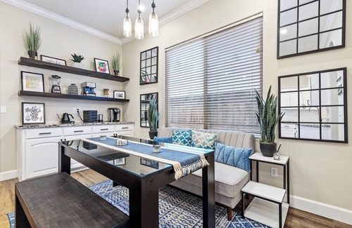 Raisin Casa | Bright Contemporary Mansionette for Professionals