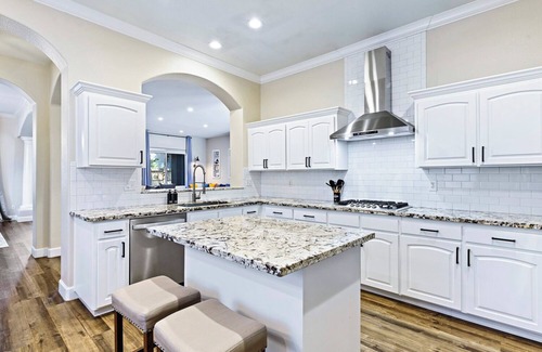 Raisin Casa | Bright Contemporary Mansionette for Professionals
