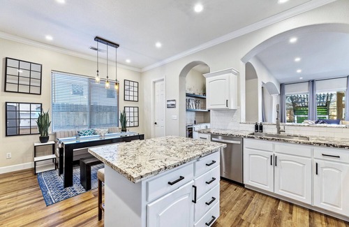 Raisin Casa | Bright Contemporary Mansionette for Professionals