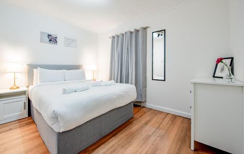 East Acton Apartamento | Bright Cosy Cottage with Parking and Outdoor Patio