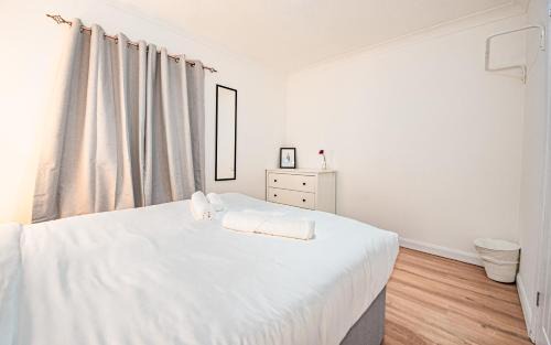 East Acton Apartamento | Bright Cosy Cottage with Parking and Outdoor Patio
