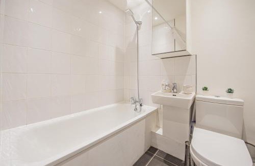 East Acton Apartamento | Bright Cosy Cottage with Parking and Outdoor Patio