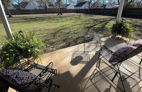 Kathleen Casa | Bright & cozy 3 bedroom home minutes from theme parks and many dining options.