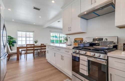 Madrona Casa | Bright & Cozy 3BR Home w/ King Bed, Backyard - Near Beaches & Shopping Center