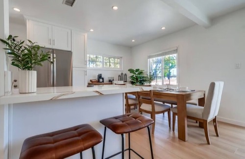 Madrona Casa | Bright & Cozy 3BR Home w/ King Bed, Backyard - Near Beaches & Shopping Center