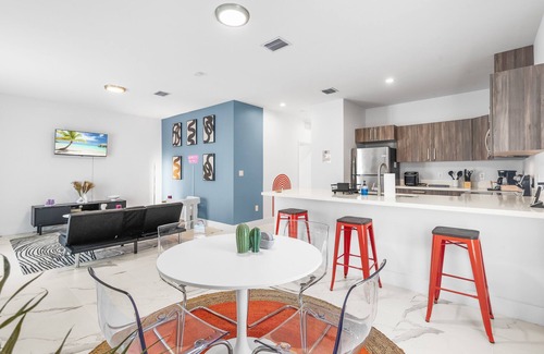 Riverside Park Casa | Bright & Cozy 3BR w/ Fast WiFi, Minutes to Beach!