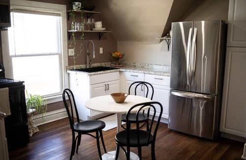 North Hyde Park Apartamento | Bright & Cozy 3rd Floor Walkup