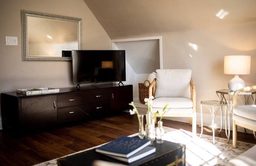 North Hyde Park Apartamento | Bright & Cozy 3rd Floor Walkup