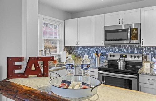 Hendersonville Cabaña | Bright & Cozy Bungalow Close To Downtown! Dogs Stay Free!